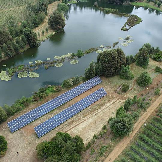 Proyecto fotovoltaico estructura inclinada sobre suelo SJB Gorbea Estanque