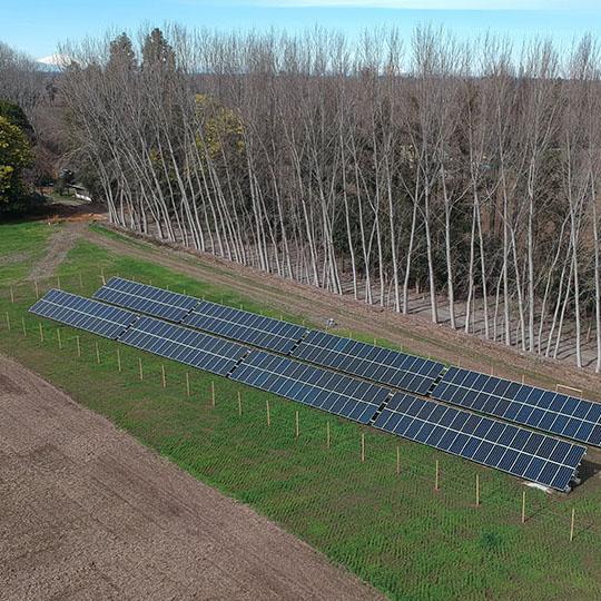 Proyecto con paneles solares en terreno agrícola