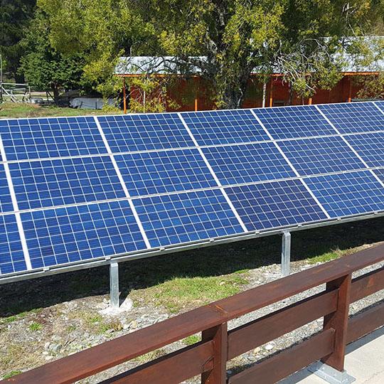 Instalación fotovoltaica estructura inclinada