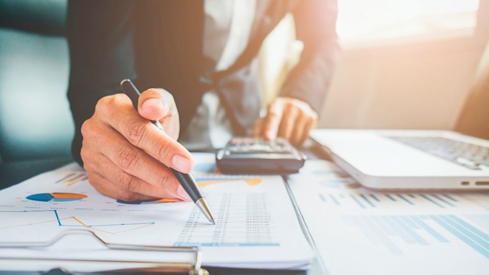 Capital propio, subsidio estatal, financiamiento privado (modelo ESCO o leasing solar) y crédito bancario o leasing bancario